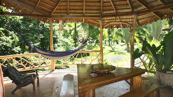 2 Bedrooms Bungalow | 陽台