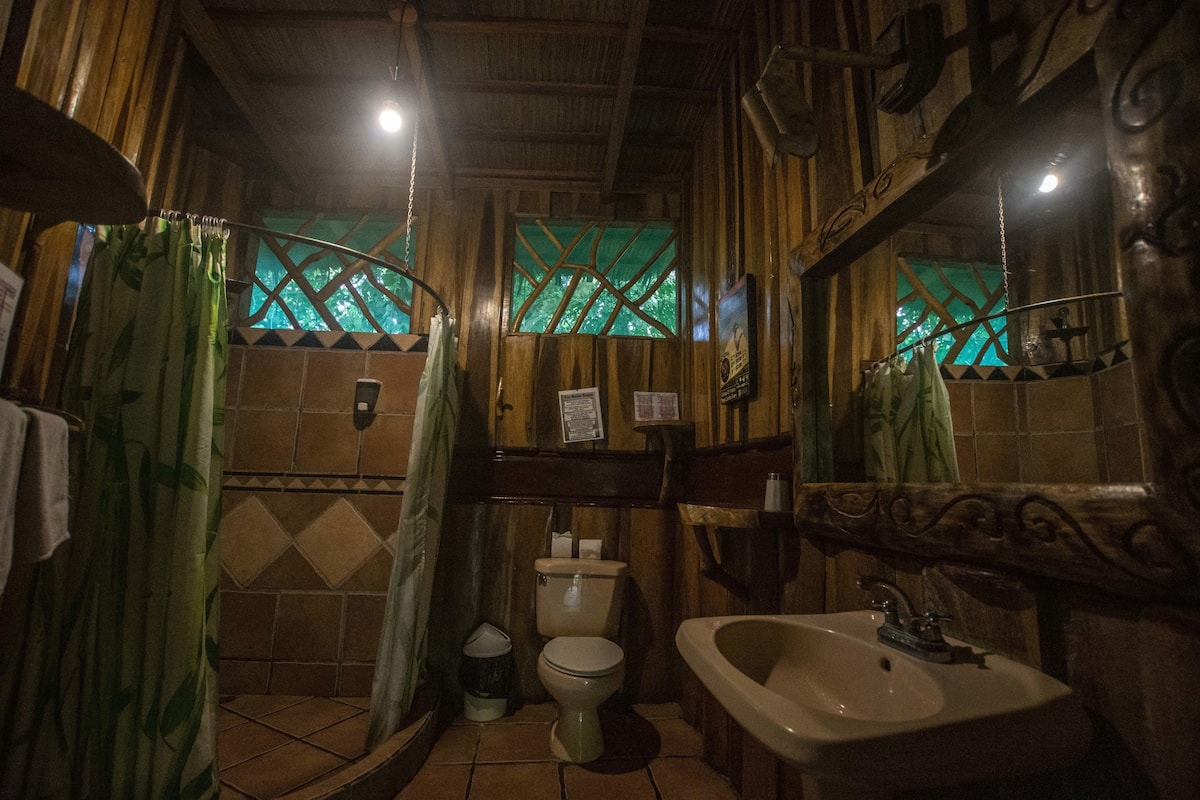 2 bedrooms bungalow | bathroom | shower, free toiletries, towels