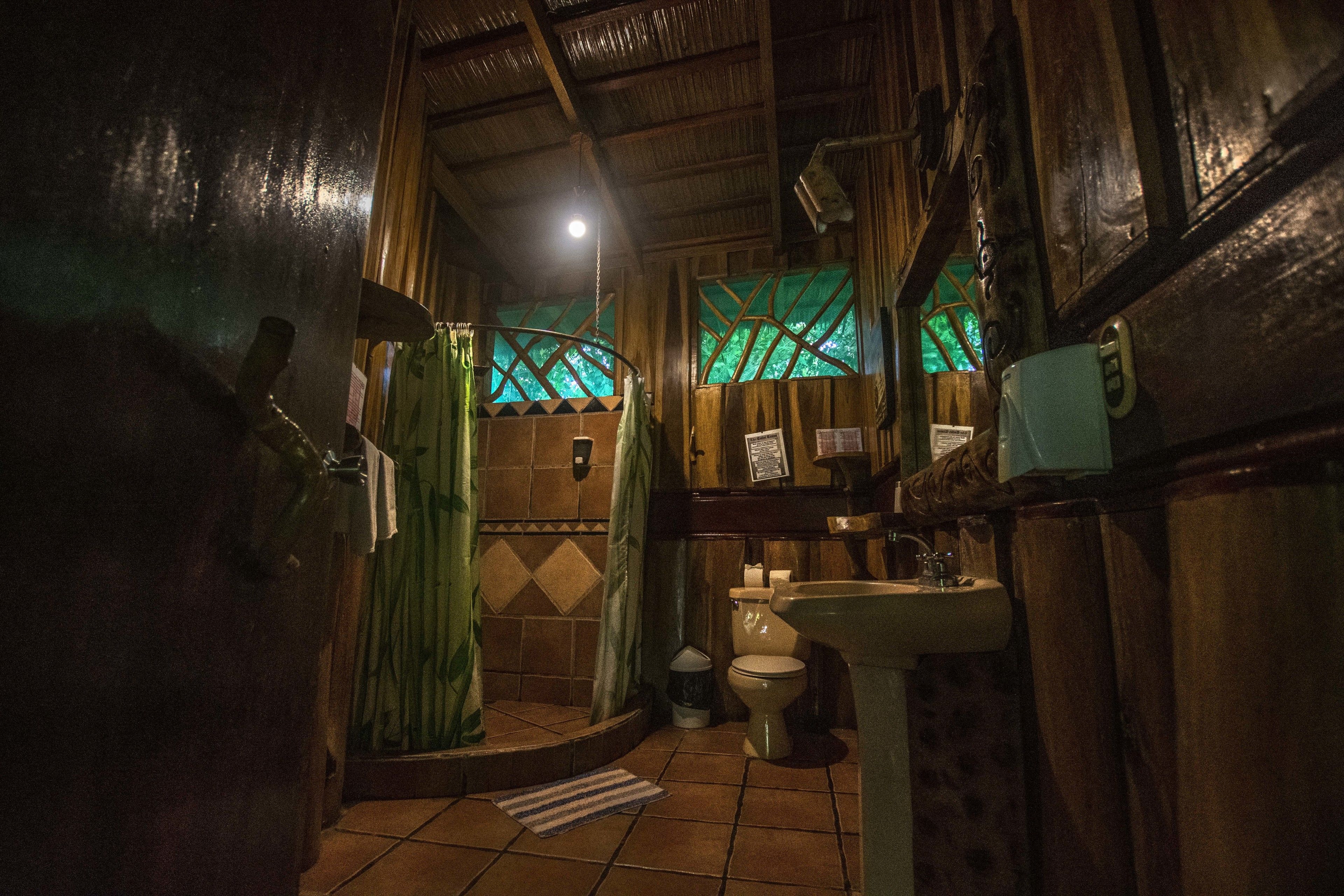 2 bedrooms bungalow | bathroom | shower, free toiletries, towels