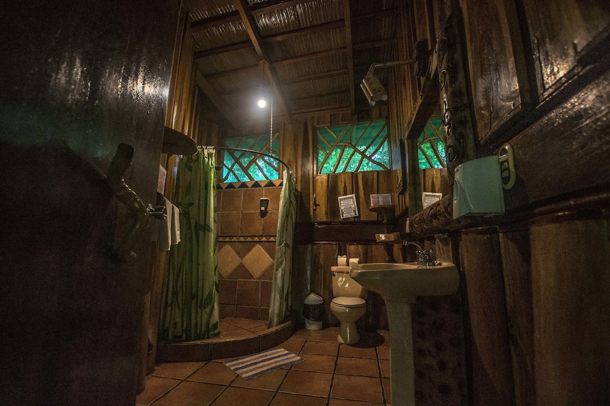 2 bedrooms bungalow | bathroom | shower, free toiletries, towels