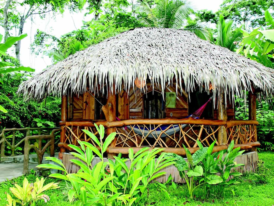 Ropa de cama de alta calidad y caja de seguridad en la habitación