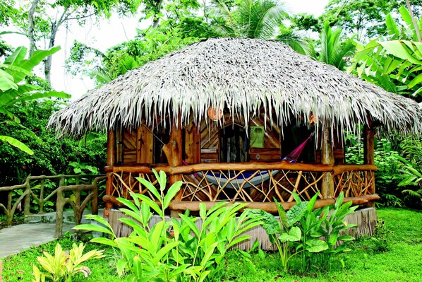 4 Bed Bungalow (1 Queen, 1 Double, & 2 Single Beds) | Premium bedding, in-room safe, free WiFi, bed sheets - La Costa de Papito (Cahuita)