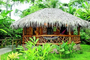 Ropa de cama de alta calidad y caja de seguridad en la habitación