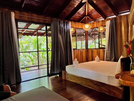 Ropa de cama de alta calidad y caja de seguridad en la habitación 