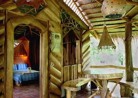 Ropa de cama de alta calidad y caja de seguridad en la habitación