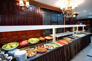 Breakfast buffet - Hotel Buyuk Hamit (Istanbul)
