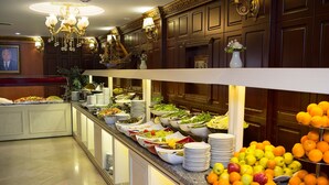 A buffet with various food items and a fruit display. - Hotel Buyuk Hamit (Istanbul)