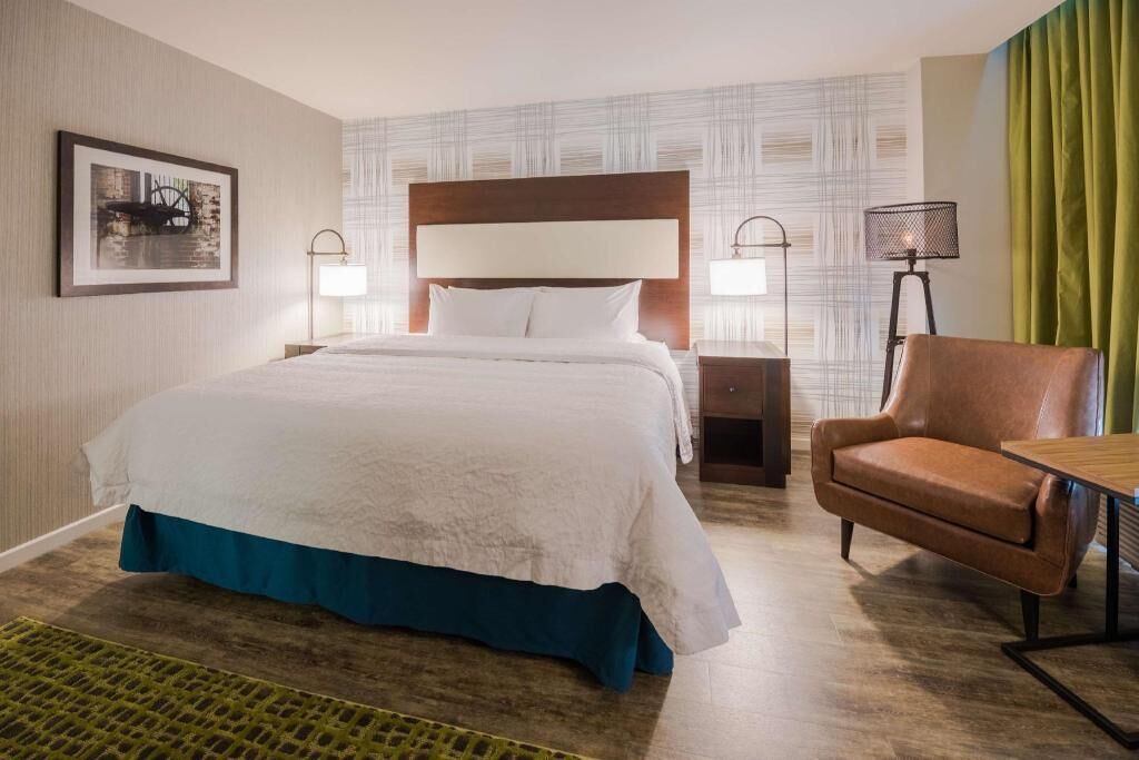 Premium bedding, in-room safe, desk, blackout drapes