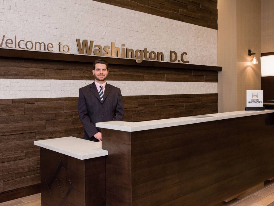 Un mostrador de recepción con un cartel que dice 'Welcome to Washington D.C.'