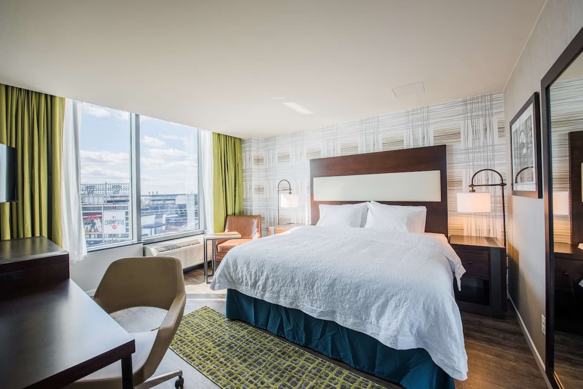 Room, 1 King Bed, Stadium view | Biancheria da letto di alta qualità, una cassaforte in camera
