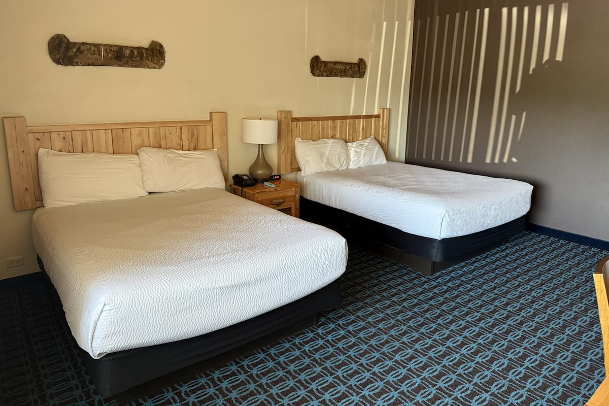 Chambre Signature, 2 grands lits | Bureau, fer et planche à repasser, Wi-Fi gratuit, réveils