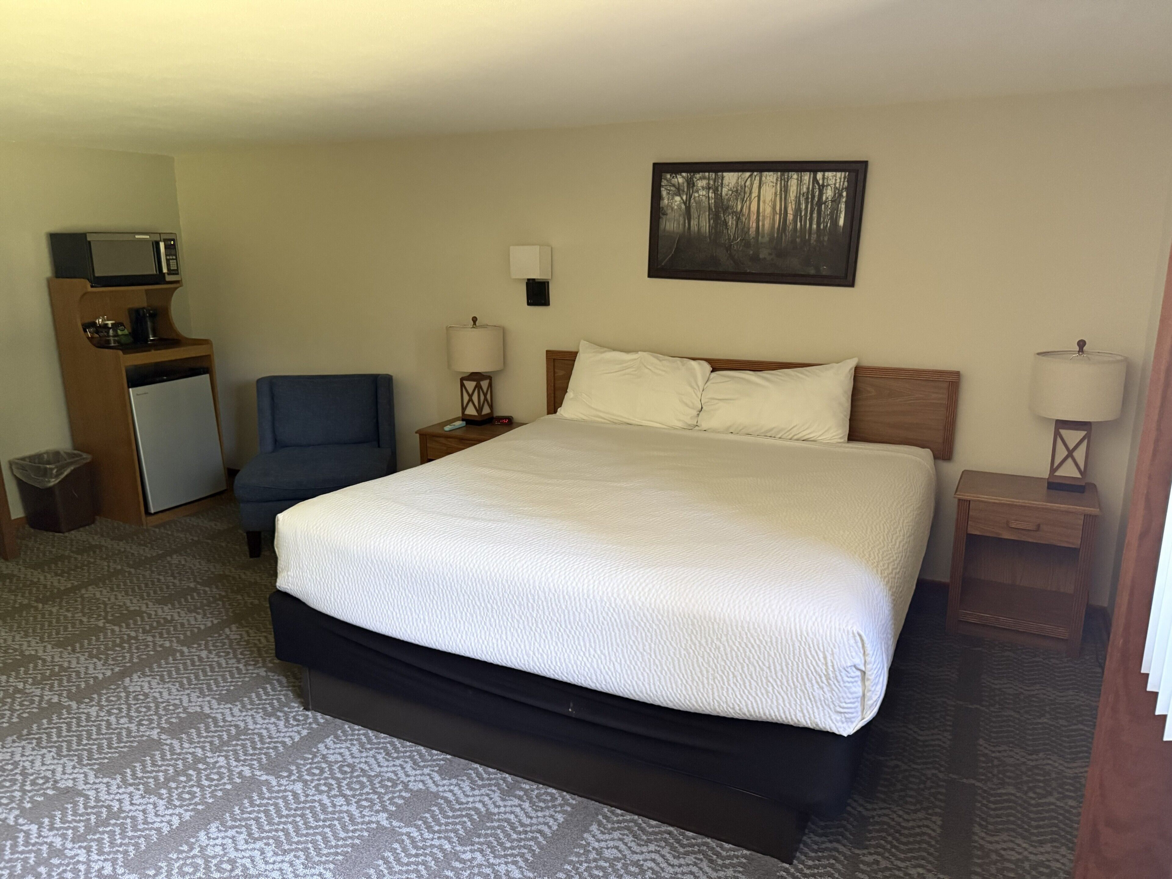 Chambre Standard, 1 très grand lit | Bureau, fer et planche à repasser, Wi-Fi gratuit, réveils