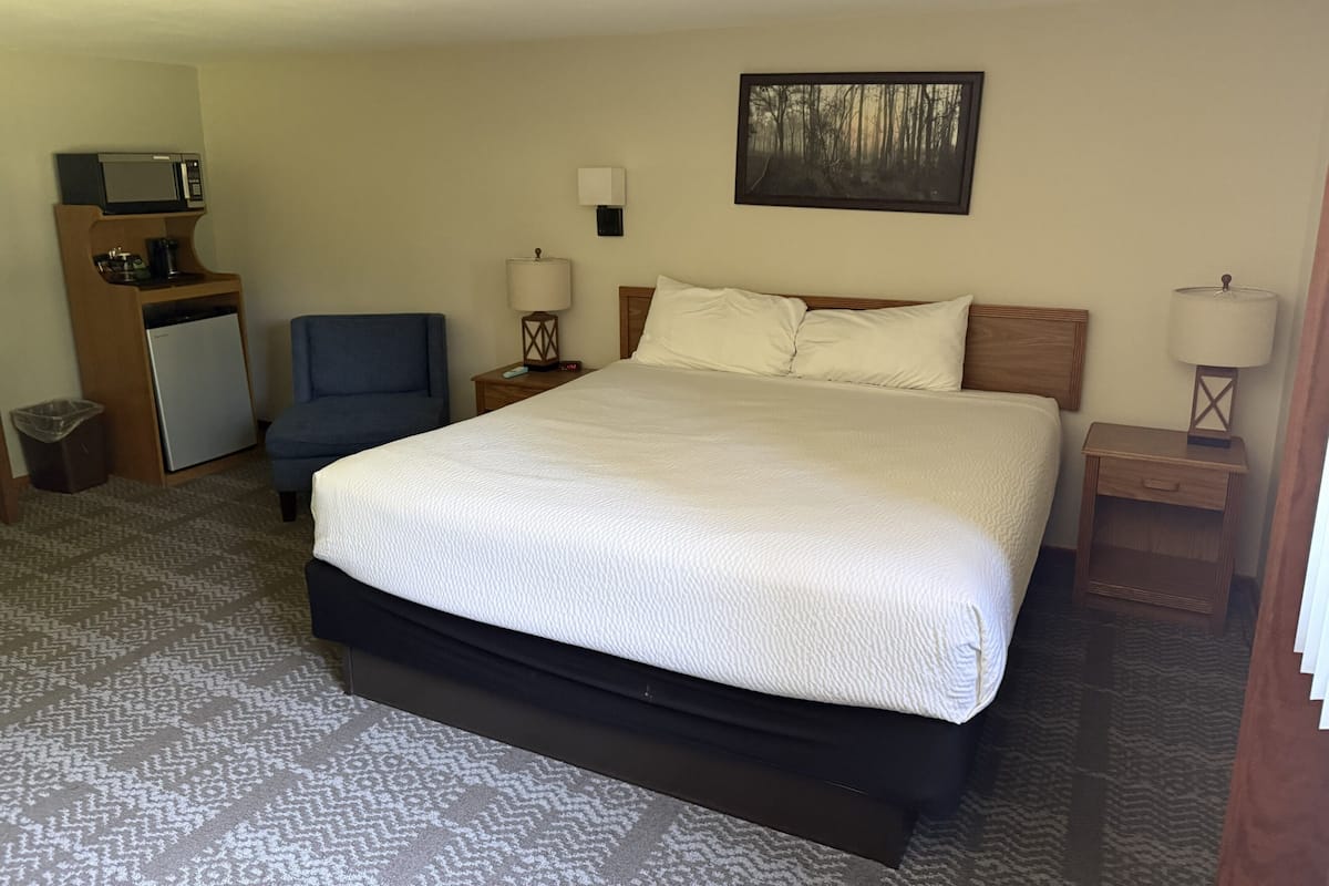 Chambre Standard, 1 trÚs grand lit | Bureau, fer et planche à repasser, Wi-Fi gratuit, réveils