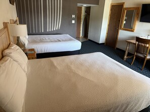 Signatur-værelse - 2 queensize-senge | Skrivebord, strygejern/strygebræt, gratis Wi-Fi, vækkeur