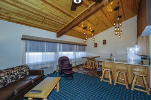 Family Suite, 3 Bedrooms, Kitchen | Living area