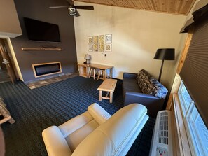 Familie suite, 3 slaapkamers, keuken | Woonruimte | Een flatscreentelevisie