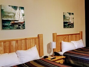 Habitación Signature, 2 camas de matrimonio | Escritorio, tabla de planchar con plancha, wifi gratis y despertador