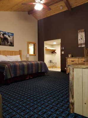 Escritorio, tabla de planchar con plancha, wifi gratis y despertador 