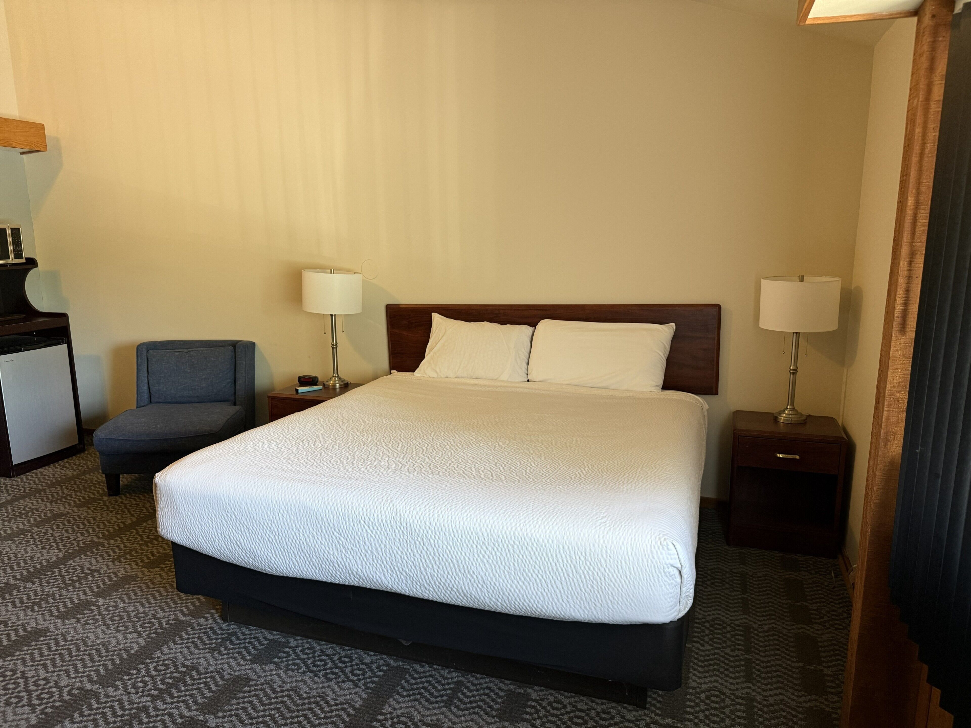 Chambre Deluxe, 1 très grand lit | Bureau, fer et planche à repasser, Wi-Fi gratuit, réveils