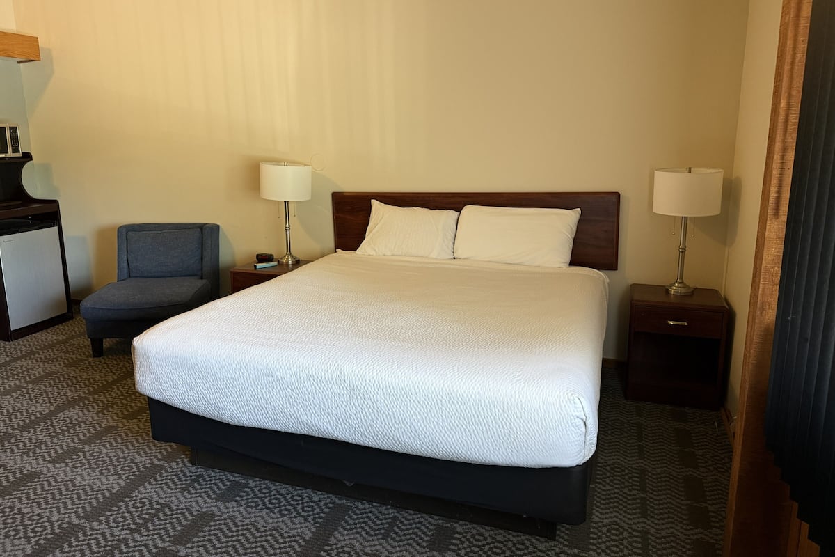 Chambre Deluxe, 1 trÚs grand lit | Bureau, fer et planche à repasser, Wi-Fi gratuit, réveils