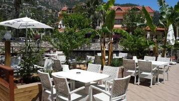 Serviço de café da manhã, almoço, jantar; vistas para a piscina