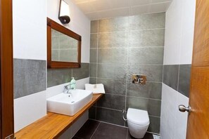 Een douche, gratis toiletartikelen, een haardroger