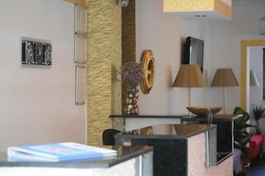 Quầy tiếp tân