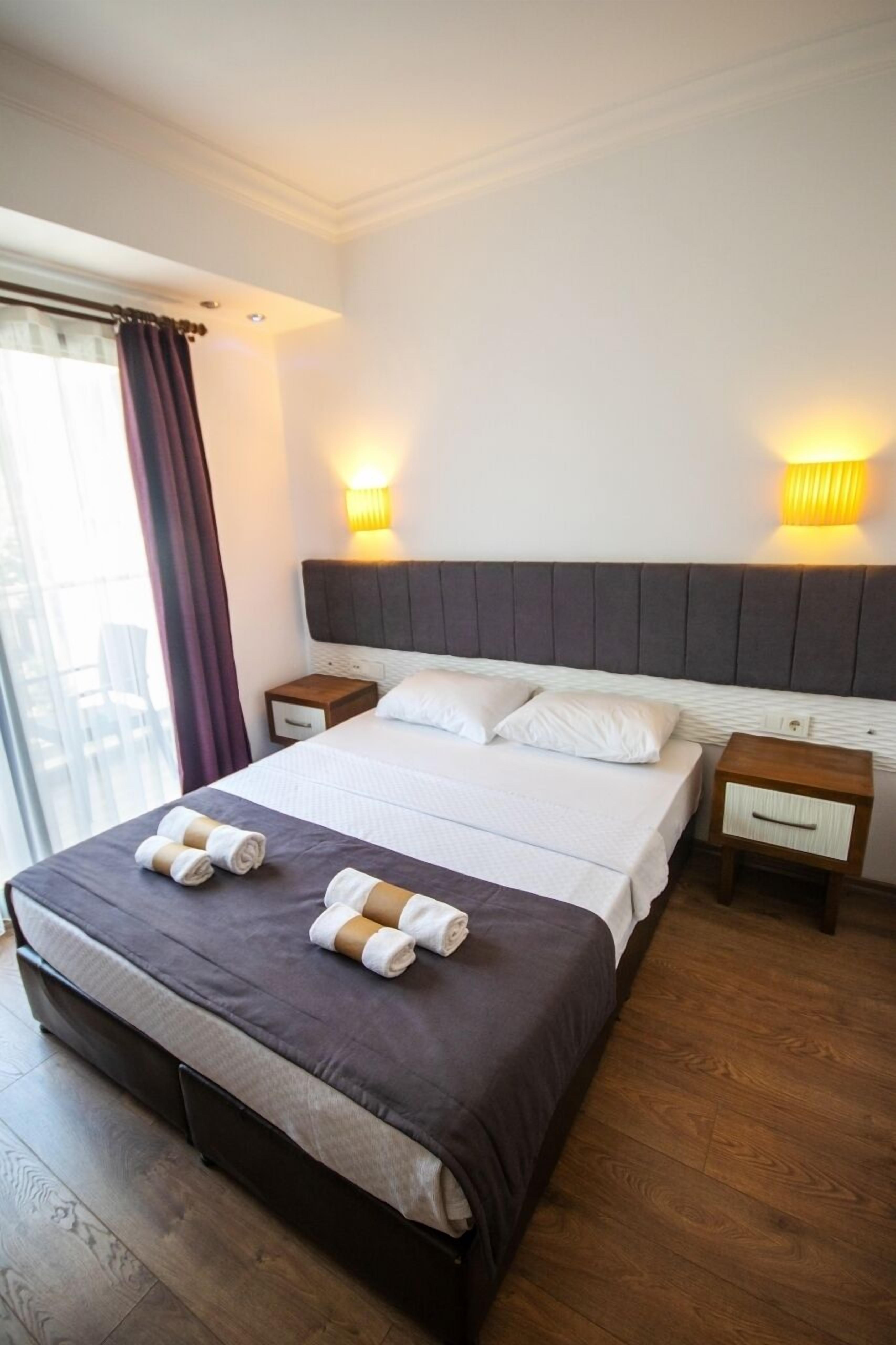 Safe på rommet, wi-fi (inkludert) og sengetøy