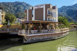 Se sirven desayunos, almuerzos y cenas; junto a la piscina