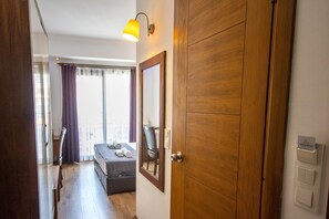 Habitación estándar, balcón | Caja de seguridad en la habitación, wifi gratis y ropa de cama 