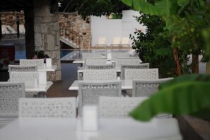 Breakfast, lunch, dinner served; pool views 