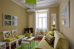 Apartment, 2 Bedrooms, Without Lift Access, Kitchenette | 客厅 | 32-英寸纯平电视 （配备有线频道）、电视