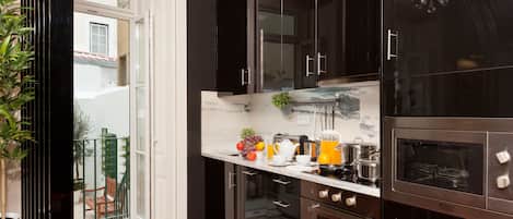 Apartment, 1 Bedroom, Without Lift Access, Kitchenette | Dapur kecil pribadi | Lemari es, microwave, oven, dan kompor
