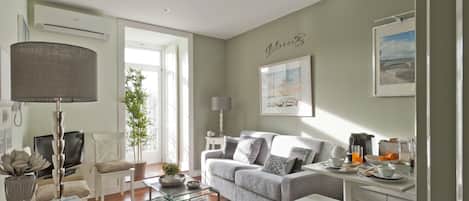 Apartment, 1 Bedroom, Without Lift Access, Kitchenette | Sala de estar | Televisión de pantalla plana de 32 pulgadas con canales por cable