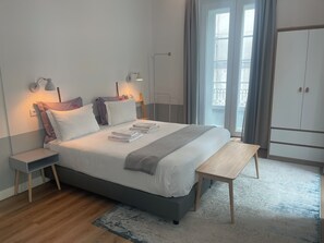 Deluxe Apartment, 2 Bedrooms, Without Lift Access, Kitchenette | มินิบาร์, ตู้นิรภัยในห้องพัก, ผ้าม่านกันแสง, ห้องเก็บเสียง