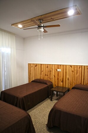 四人房 (2 Adults + 2 Children) | 熨斗/熨板、WiFi、床单