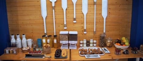 Petit déjeuner buffet (8 EUR par personne)