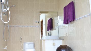 Deluxe Double or Twin Room, 2 Single Beds, Beach View | Bathroom | Towels