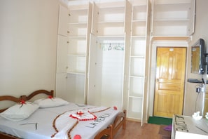 Habitación Deluxe con 1 cama doble o 2 individuales, 2 camas individuales, vistas a la playa | 1 dormitorio, ropa de cama de alta calidad, camas supletorias