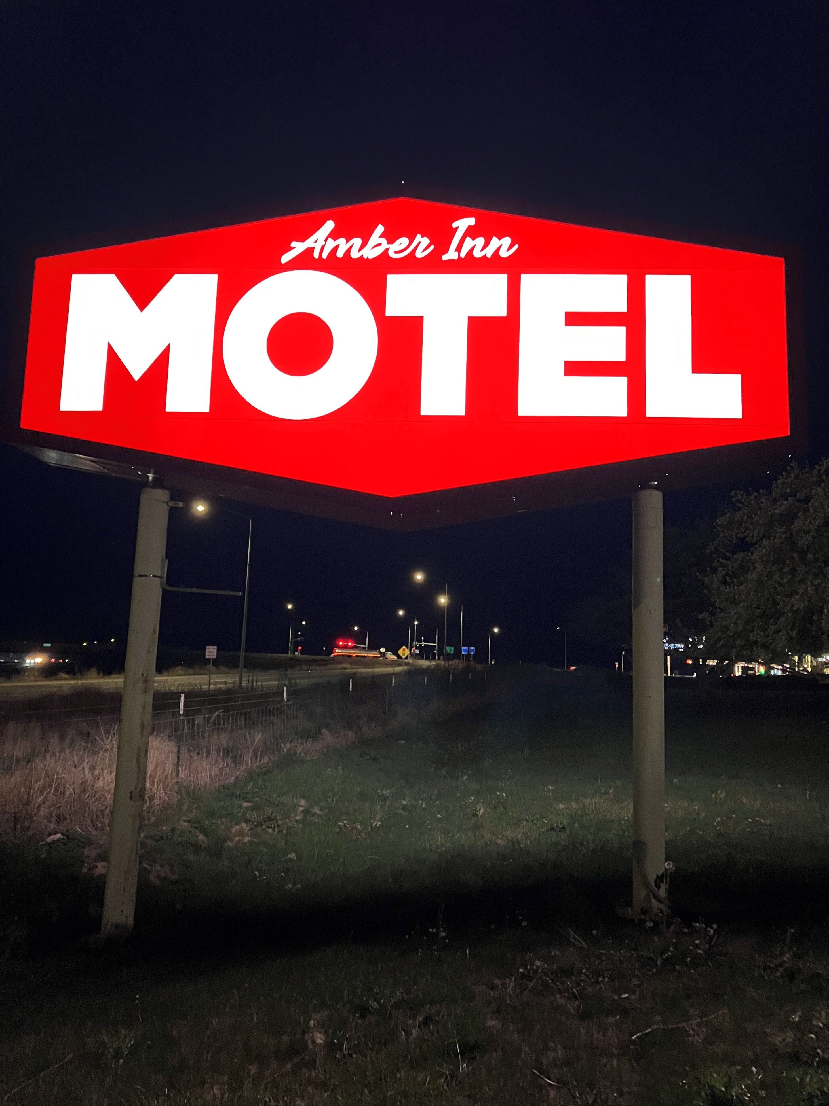 Une grande enseigne lumineuse pour le motel Amber Inn.