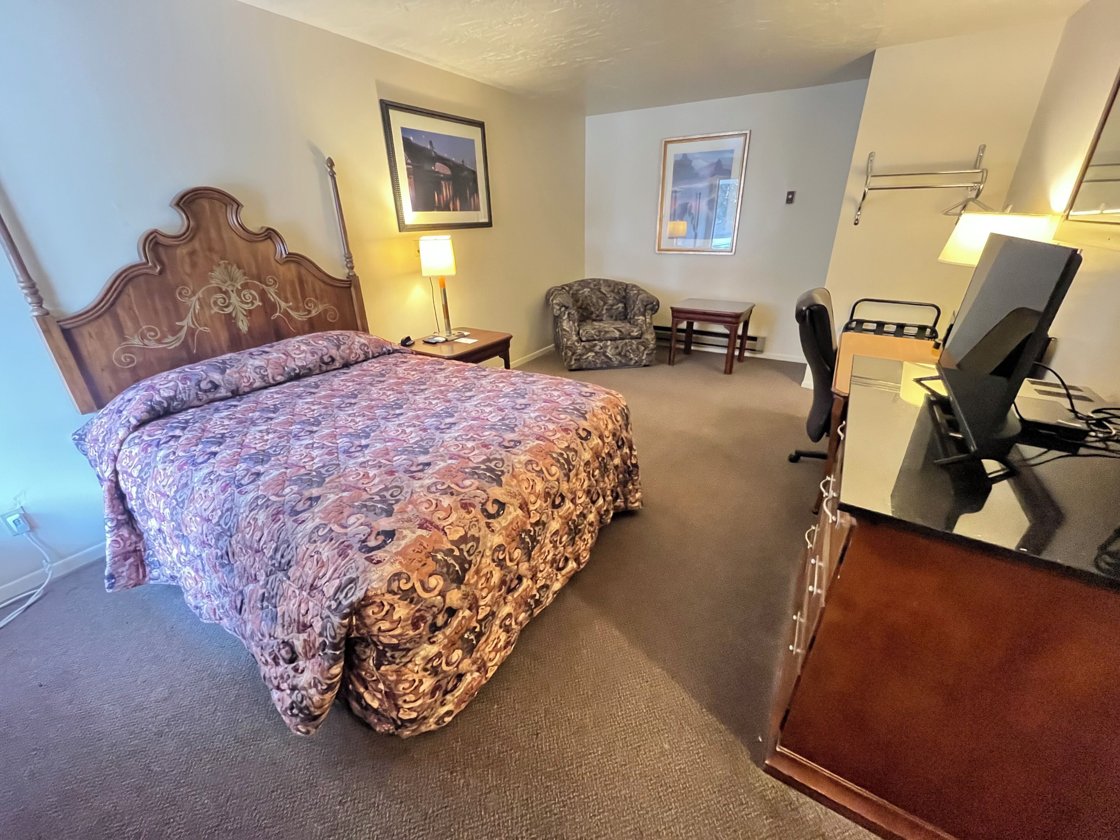 Escritorio, wifi gratis y ropa de cama 