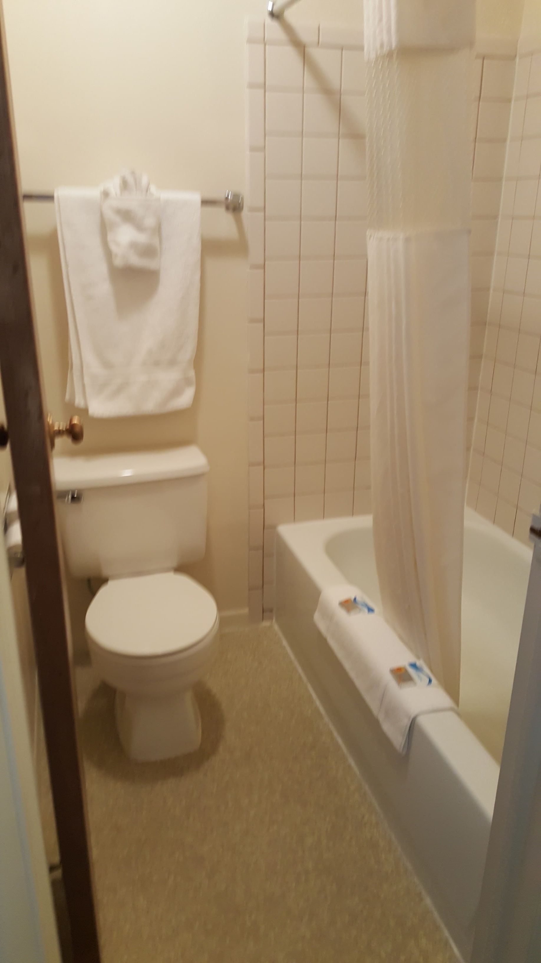 وحدات دش مع أحواض استحمام، دُش غزير، مستلزمات مجانية للعناية الشخصية