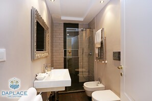 Suite – junior | Bad | Dusj, toalettartikler (inkludert), hårføner og bidé