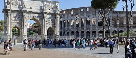 Un anfiteatro romano histórico con múltiples arcos y un gran arco central.