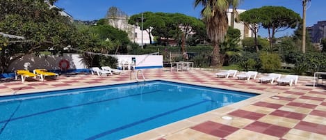 Piscine extérieure, chaises longues