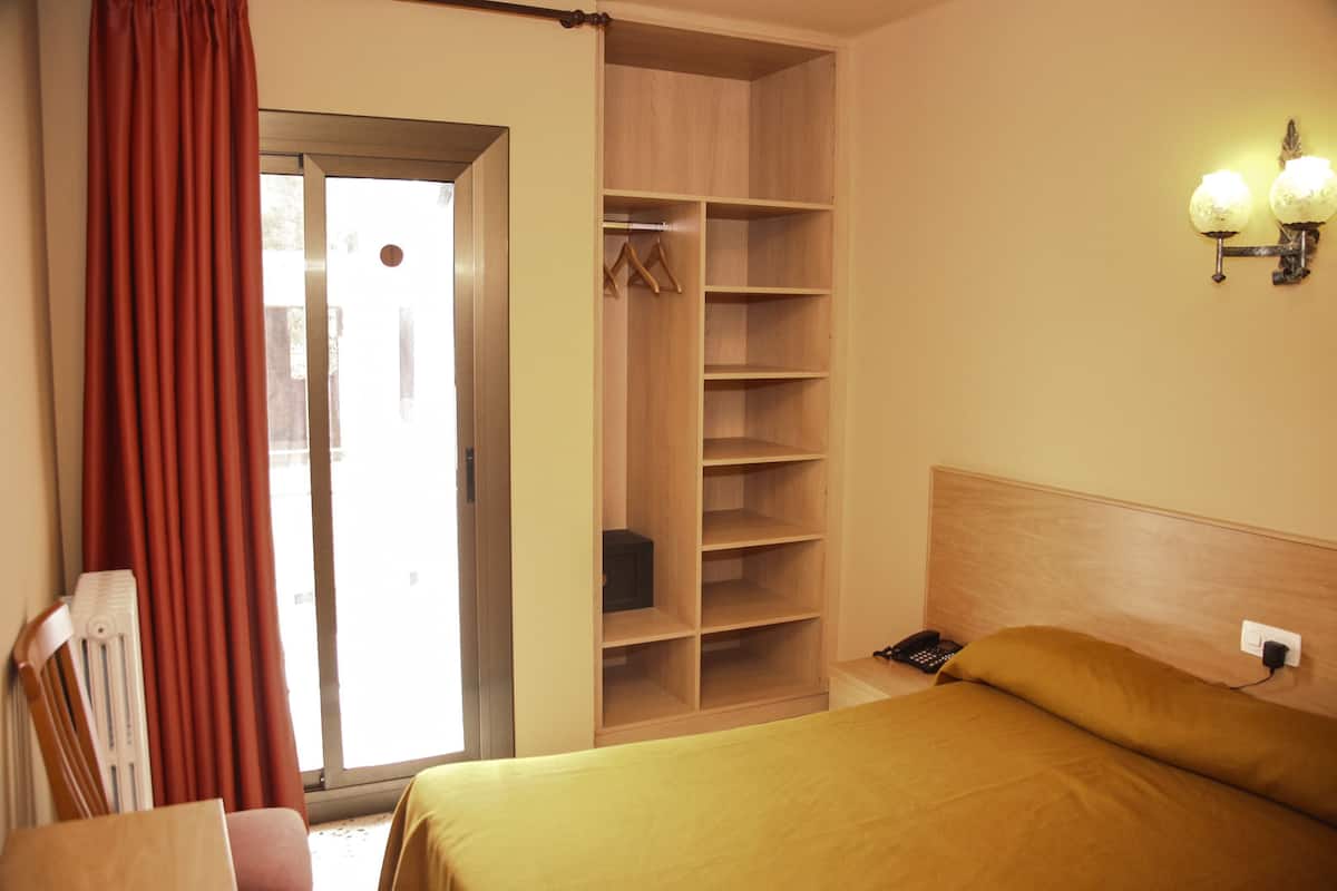 Habitación individual | Escritorio y ropa de cama