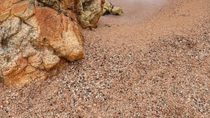 A pebble beach with large rocks and a clear view of the sea. - Racó d'en Pepe (Calella)