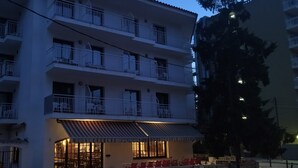 A multi-story hotel with balconies and a restaurant at the ground level. - Racó d'en Pepe (Calella)