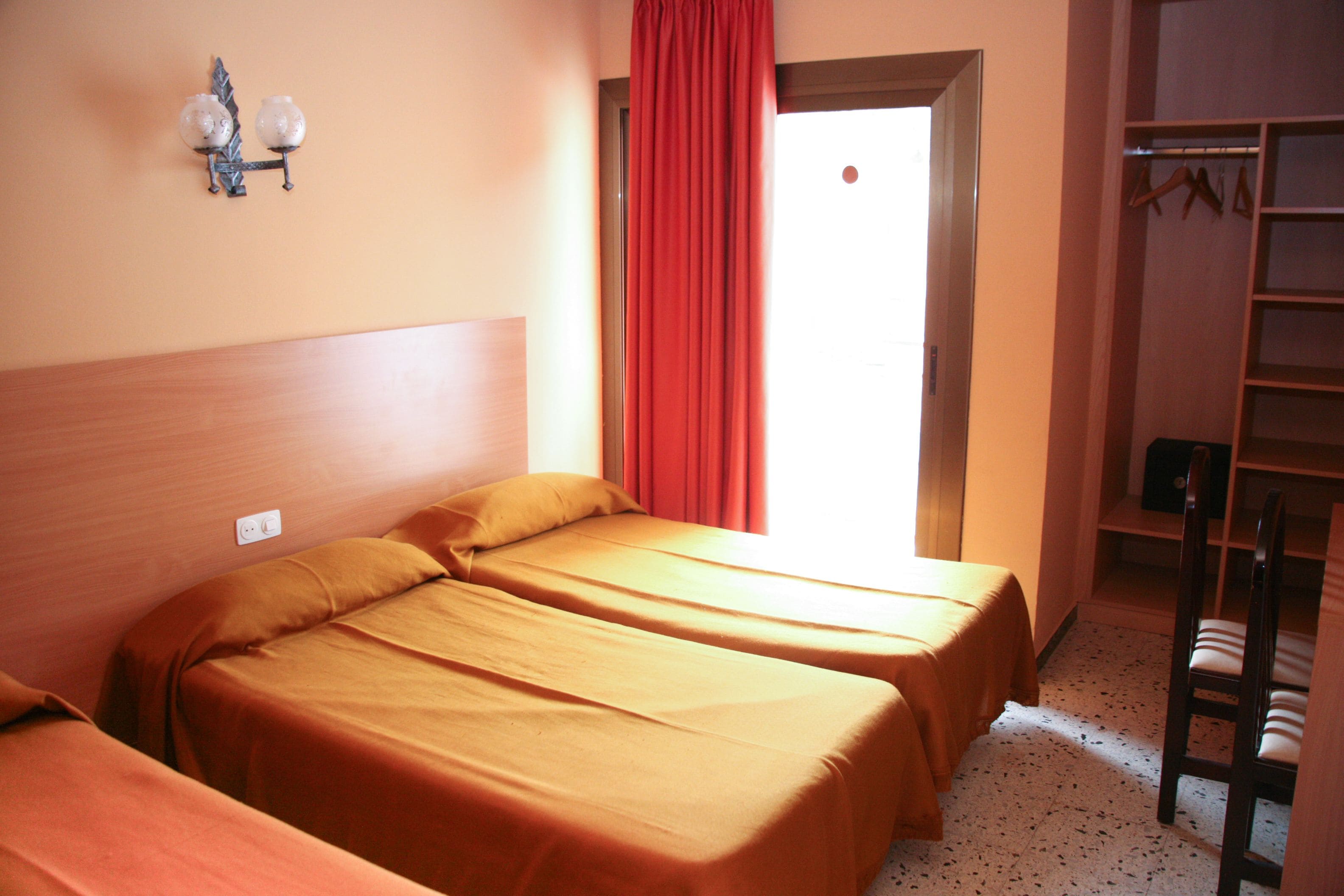 Driepersoonskamer | Een bureau, beddengoed