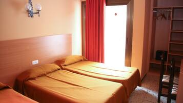 Driepersoonskamer | Een bureau, beddengoed